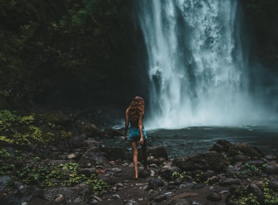 走向瀑布的女人